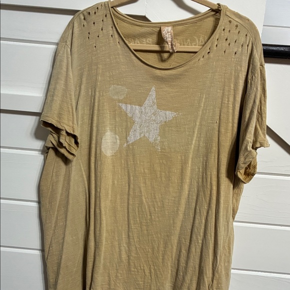 Magnolia Pearl Tops - Magnolia Pearl Tan Star Graphic Short Sleeve Tee. Damaged